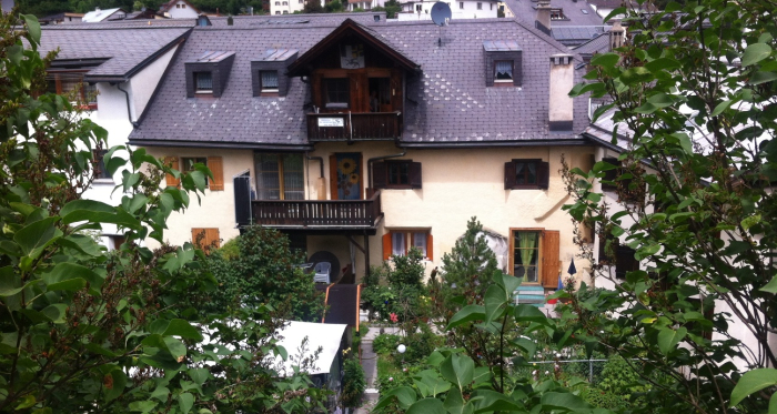 Südfassade (grosser Balkon 1. OG und 2 Dachlukarnen links = FEWG 2)