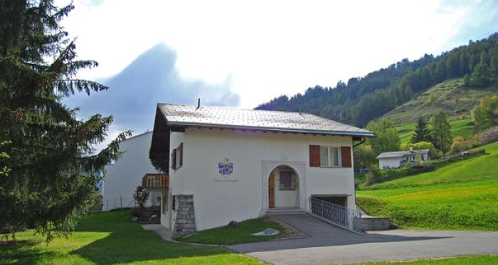 Blick auf den Haupteingang im Sommer