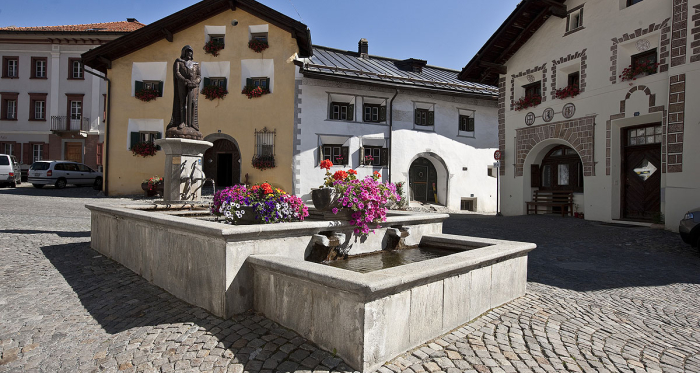 Scuol sot im Sommer