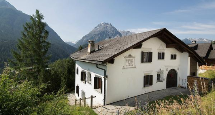 Die Chasa Diala, ein Engadinerhaus in Hanglage mit herrlichem Blick nach Süden in die Berge.