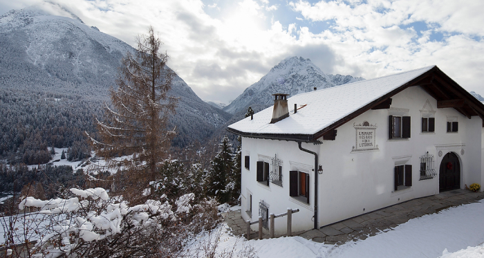 Die Chasa Diala, ein Engadinerhaus in Hanglage mit herrlichem Blick nach Süden in die Berge.