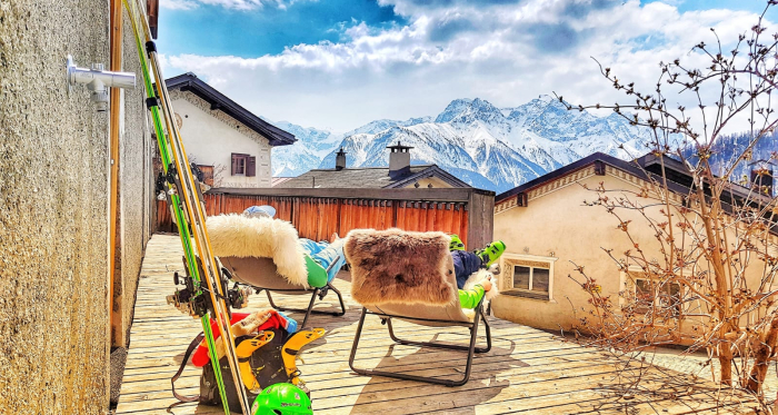 Ausruhen auf der Terrasse mit Blick auf die Berge