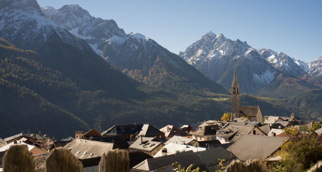 Das Engadiner Dorf Sent mit seiner markanten Kirchtumspitze. Das Engadiner Dorf Sent mit seiner markanten Kirchtumspitze.