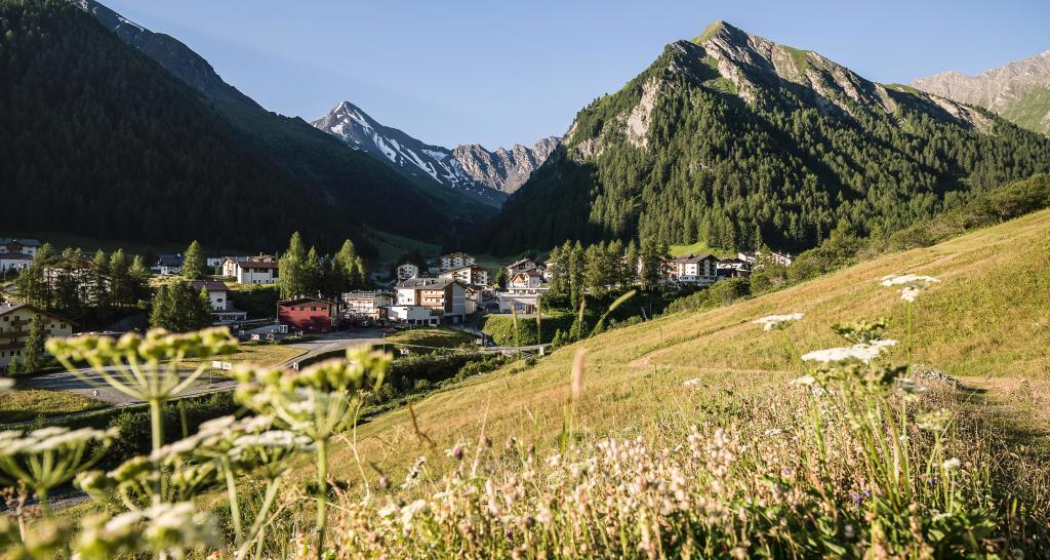 Blick über Samnaun Richtung Fuorcla Maisas und Muttler Blick über Samnaun Richtung Fuorcla Maisas und Muttler