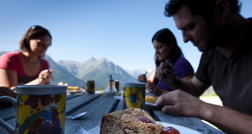 Auf der Alp Tea ist es Zeit, um eine feine Mahlzeit zu geniessen Auf der Alp Tea ist es Zeit, um eine feine Mahlzeit zu geniessen