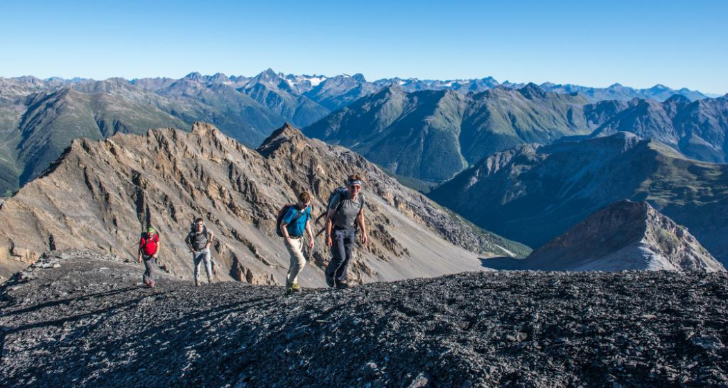 Auf dem Gipfelgrat des Piz Quattervals, Blick nach Norden. Im Mittelgrund der Spi da Tantermozza, im Hintergrund die Berge der Silvrettagruppe. Auf dem Gipfelgrat des Piz Quattervals, Blick nach Norden. Im Mittelgrund der Spi da Tantermozza, im Hintergrund die Berge der Silvrettagruppe.