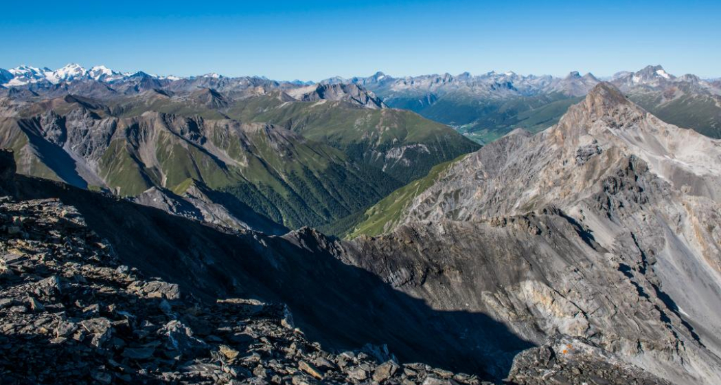Blick vom Piz Quattervals nach Süden. Rechts der Piz d’Esan, in der Mitte die Val Trupchun und hinten die Dörfer Madulain und La Punt im Oberengadin. Blick vom Piz Quattervals nach Süden. Rechts der Piz d’Esan, in der Mitte die Val Trupchun und hinten die Dörfer Madulain und La Punt im Oberengadin.