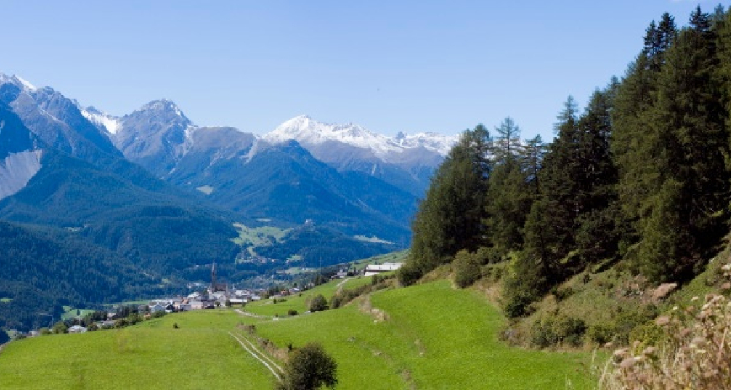 Blick über Sent auf Piz Pisoc Blick über Sent auf Piz Pisoc