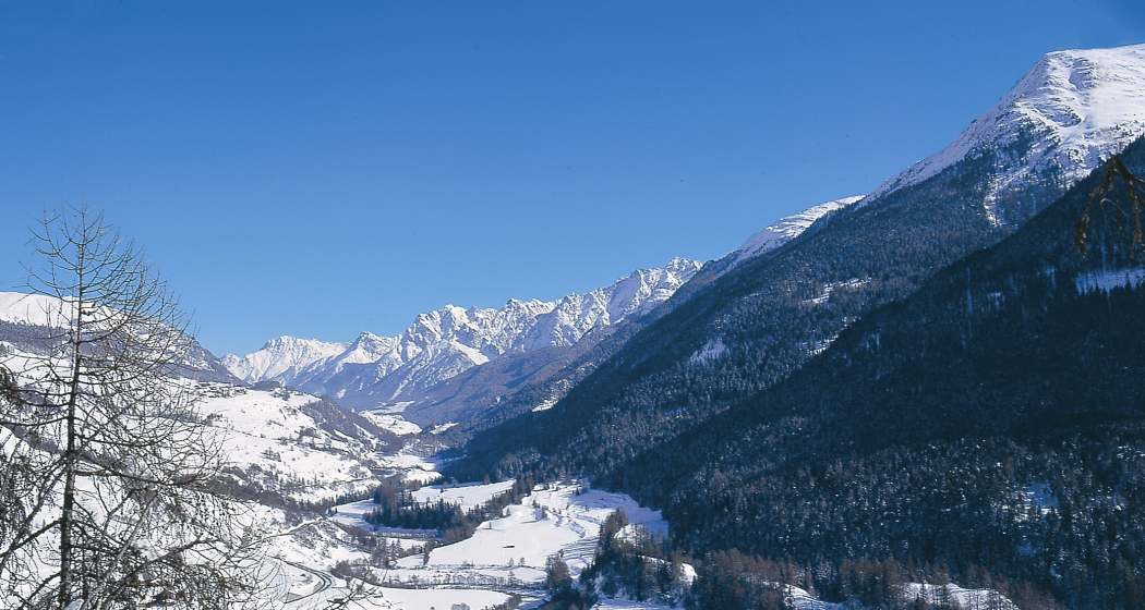 Blick von der Schlittelpiste auf Lavin. Blick von der Schlittelpiste auf Lavin.