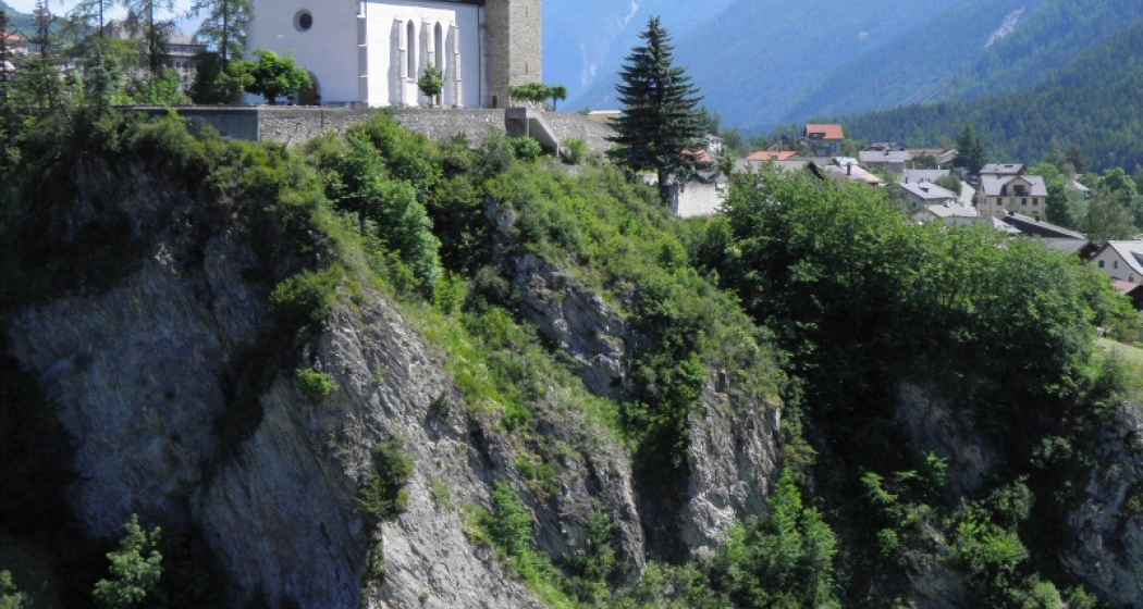 evang. Kirche von Scuol über dem Inn evang. Kirche von Scuol über dem Inn