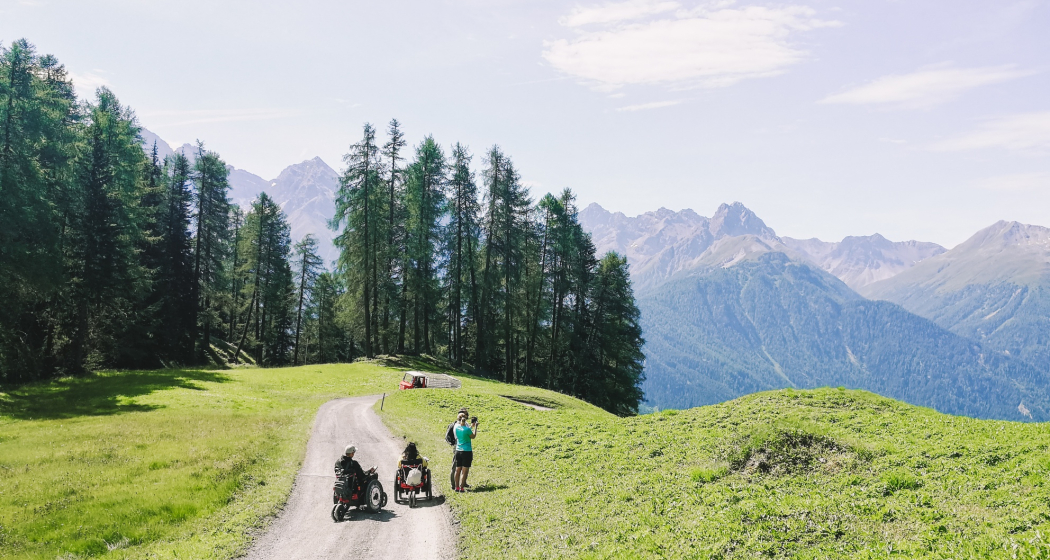 Mit dem JST Mountaindirve Rollstuhl auf dem Weg von Motta Naluns nach Ftan Mit dem JST Mountaindirve Rollstuhl auf dem Weg von Motta Naluns nach Ftan