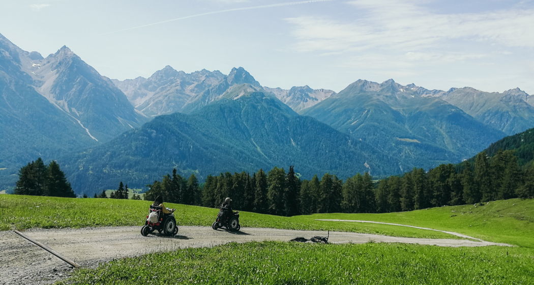 Mit dem JST Mountaindirve Rollstuhl auf dem Weg von Motta Naluns nach Ftan Mit dem JST Mountaindirve Rollstuhl auf dem Weg von Motta Naluns nach Ftan
