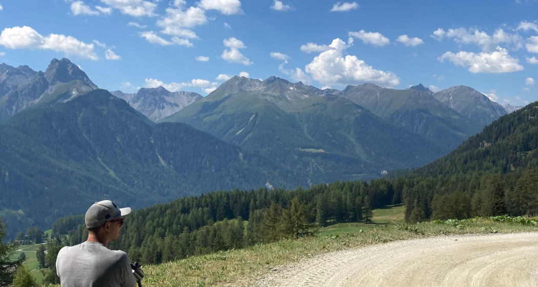 Mit dem Swisstrack auf dem Weg von Motta Naluns nach Ftan Mit dem Swisstrack auf dem Weg von Motta Naluns nach Ftan