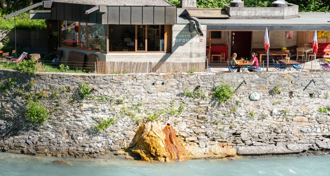 Quelltuff der Sfondraz-Quelle – Café Büvetta Sfondraz Quelltuff der Sfondraz-Quelle – Café Büvetta Sfondraz