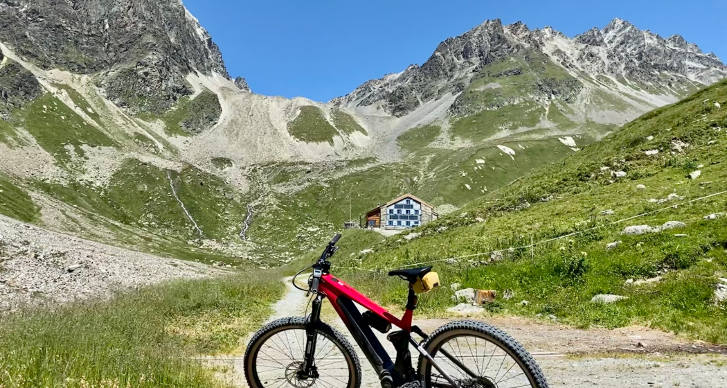 Bike vor der Chamonna Tuoi Bike vor der Chamonna Tuoi