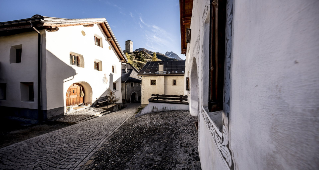 Die Burgruine «Steinsberg» trohnt über Ardez. Die Burgruine «Steinsberg» trohnt über Ardez.