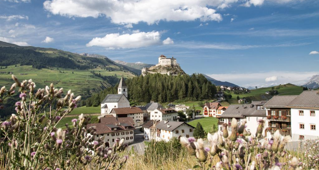 Crap Putèr: Das Schloss Tarasp beim Aufstieg im Blickfeld. Crap Putèr: Das Schloss Tarasp beim Aufstieg im Blickfeld.