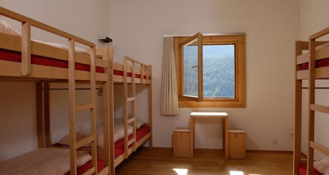 6-Bett Zimmer mit Lavabo