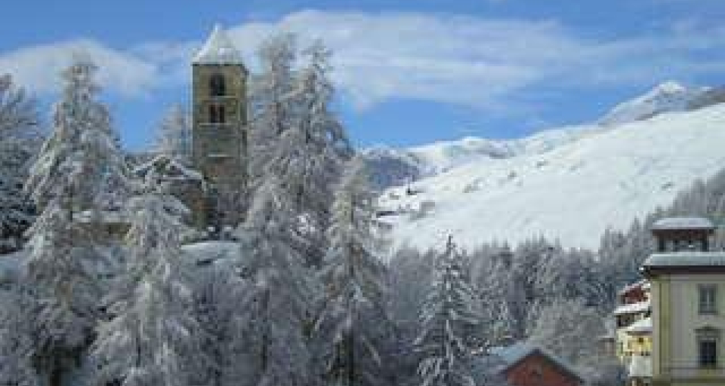 Ihre Aussicht mit freier Sicht auf die alte San Peder Kirche und das Skigebiet Motta Naluns