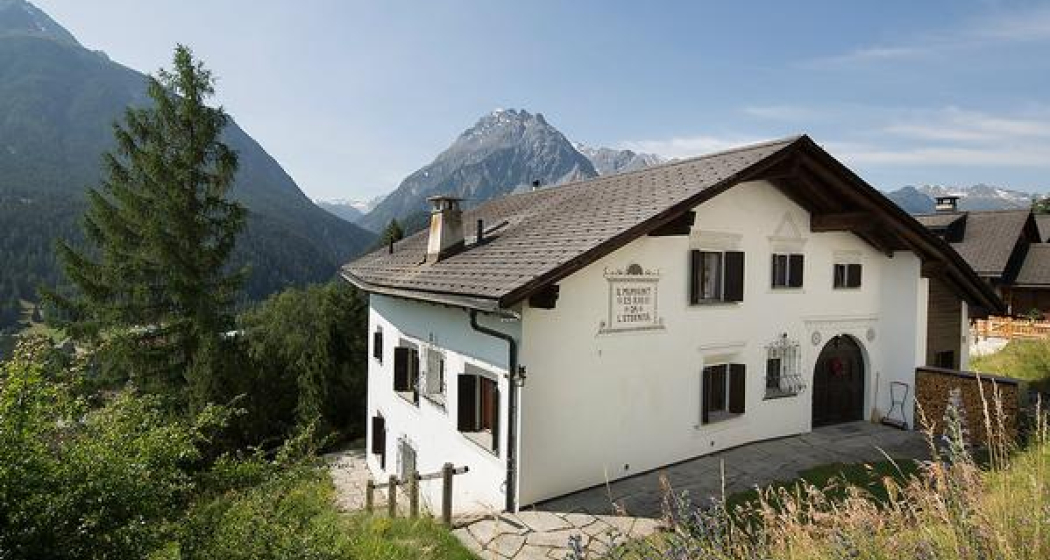 Die Chasa Diala, ein Engadinerhaus in Hanglage mit herrlichem Blick nach Süden in die Berge. Die Chasa Diala, ein Engadinerhaus in Hanglage mit herrlichem Blick nach Süden in die Berge.