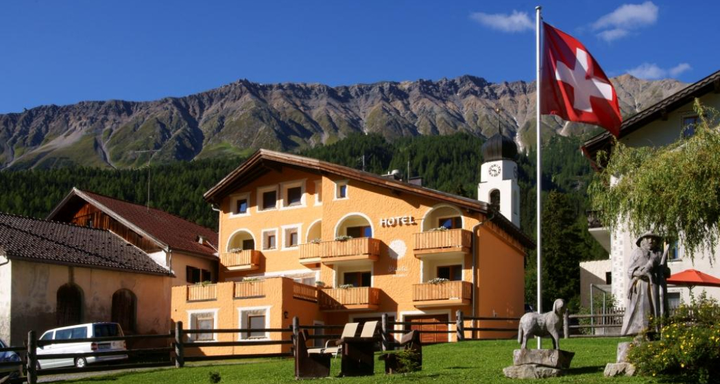 Aussenbild Sommer, Hotel Landgasthof Staila, Fuldera