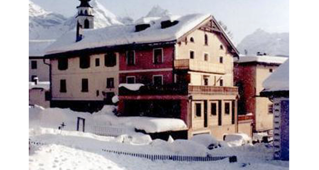Die Chasa Mikesch von Nordwesten gesehen. Die Wohnung liegt im 3. und 4. OG Die Chasa Mikesch von Nordwesten gesehen. Die Wohnung liegt im 3. und 4. OG