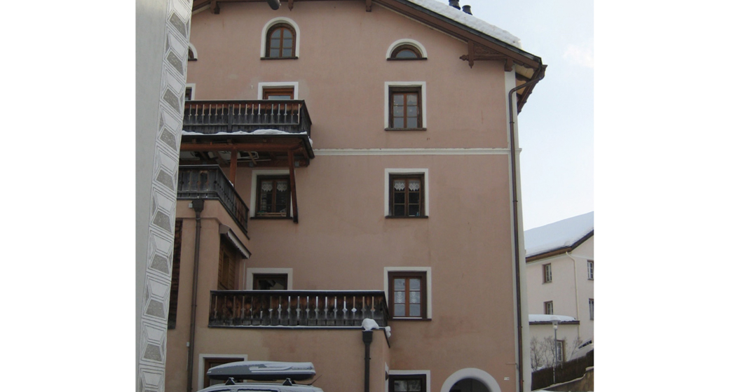 Die Chasa Mikesch von der Straße aus gesehen