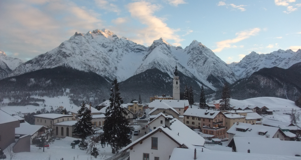 Ftan im Winter. Rechts unter dem Kirchturm in altrosa: die Chasa Mikesch