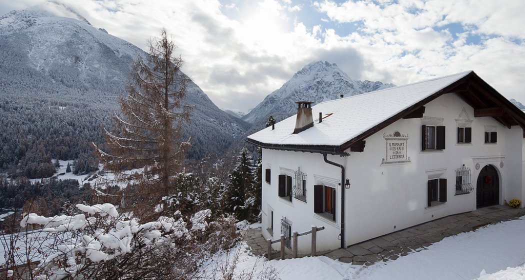 Die Chasa Diala, ein Engadinerhaus in Hanglage mit herrlichem Blick nach Süden in die Berge. Die Chasa Diala, ein Engadinerhaus in Hanglage mit herrlichem Blick nach Süden in die Berge.
