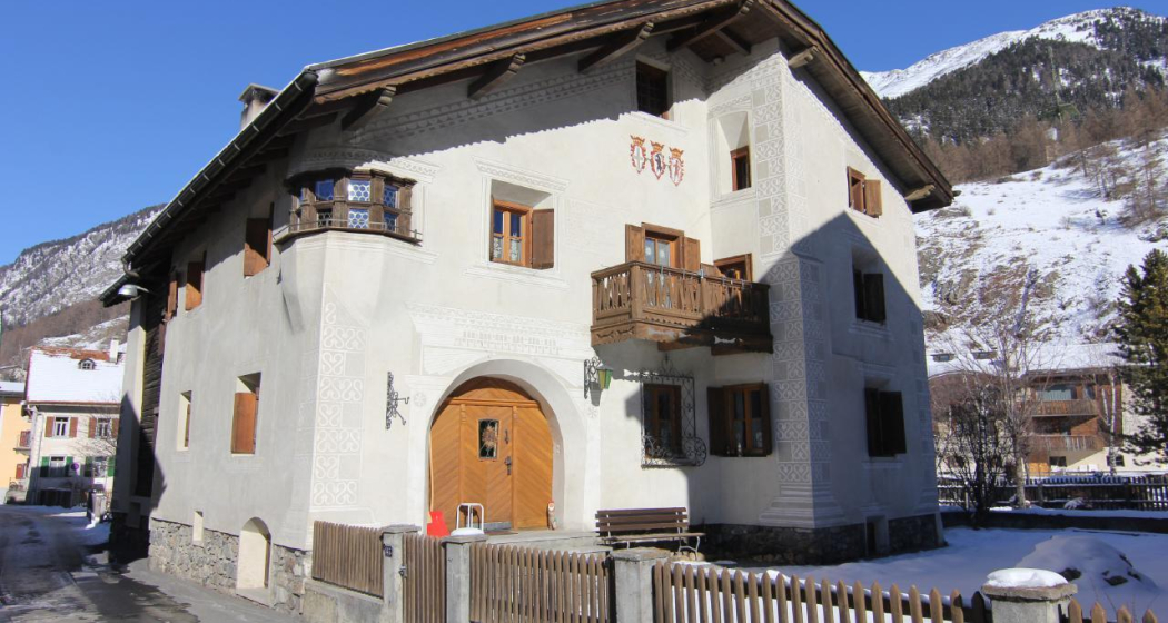 Frontansicht der Chasa Städler mit Balkon welcher zur Ferienwonung gehört. Frontansicht der Chasa Städler mit Balkon welcher zur Ferienwonung gehört.