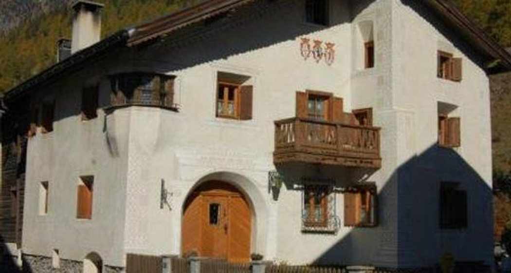 Frontansicht der Chasa Städler mit Balkon welcher zur Ferienwonung gehört. Frontansicht der Chasa Städler mit Balkon welcher zur Ferienwonung gehört.