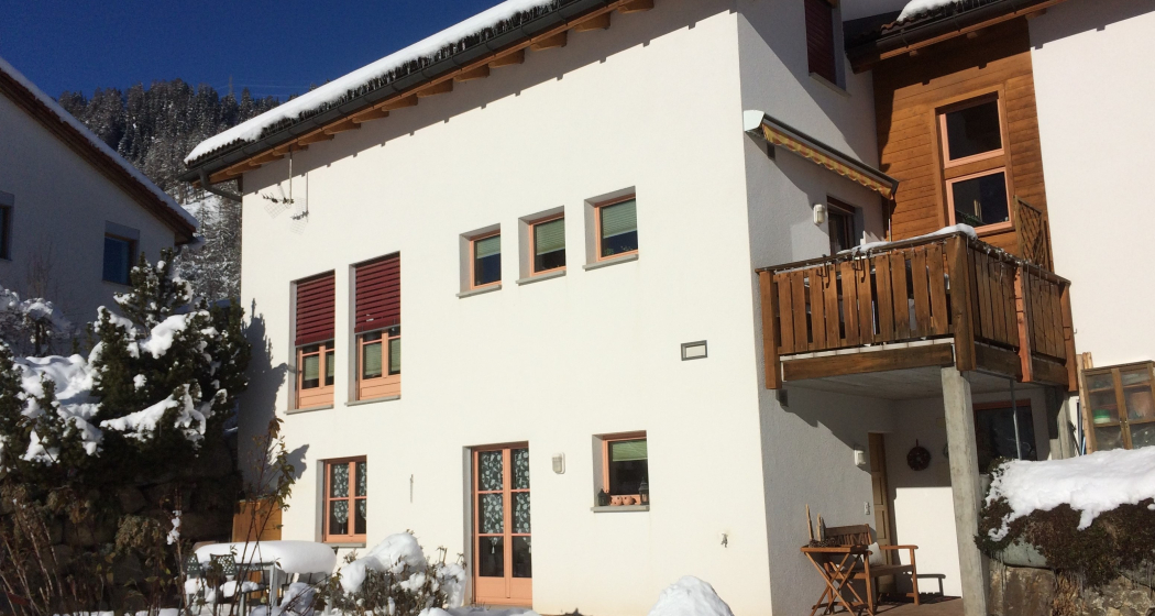 Haus Senda 495D, Südseite, 2,5-Zimmerwohnung im EG links.