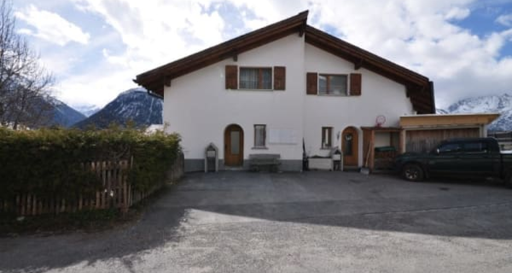 Eingang mit Parkplatz Eingang mit Parkplatz