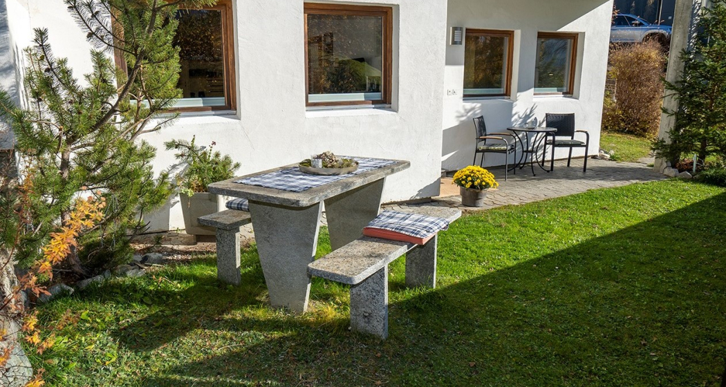 Gartensitzplatz mit Liegewiese