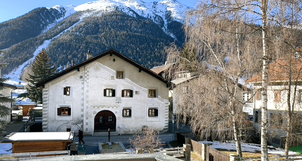 Blick von der Terrasse auf das älteste Haus in Zernez Blick von der Terrasse auf das älteste Haus in Zernez