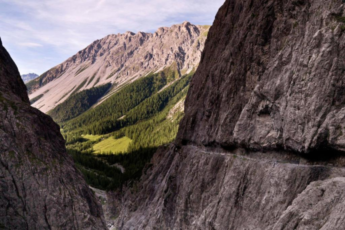 Der Weg durch die Felswände von Uina