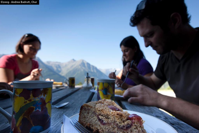 Auf der Alp Tea ist es Zeit, um eine feine Mahlzeit zu geniessen
