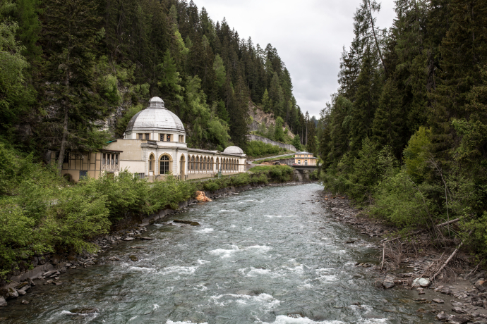 Blick auf die Büvetta Tarasp, ehemalige Trinkhalle, am Inn.