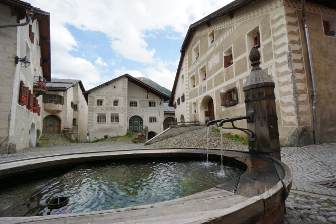 Guarda avec la maison de Schellen-Ursli