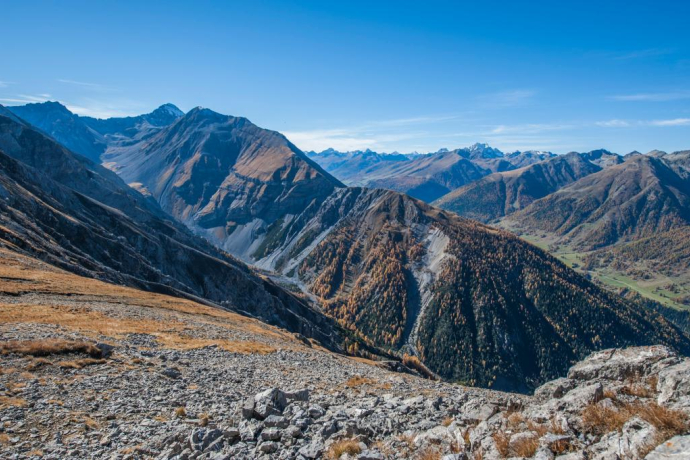 Vue sur la Val Tantermozza depuis Murtaröl. Cette partie arrière de la vallée est inaccessible à pied et est un paradis pour les chamois.