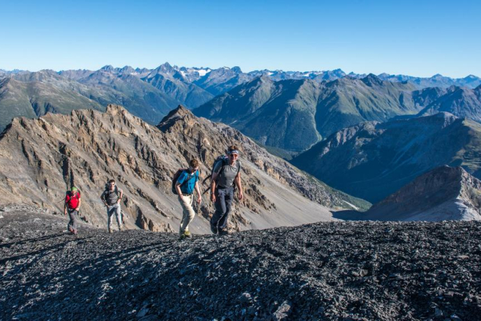 Sur l'arête sommitale du Piz Quattervals, vue vers le nord. Au milieu du plan, le Spi da Tantermozza, en arrière-plan les montagnes du groupe de la Silvretta.