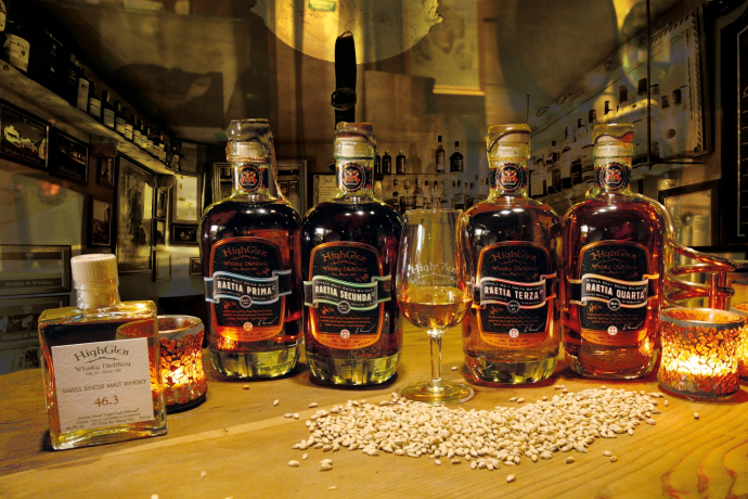 Le plus petit bar à whisky du monde - Bar à whisky inscrit dans le Livre Guinness des records comme étant le plus petit bar du monde. (oua_24288167_image) Le plus petit bar à whisky du monde - Bar à whisky inscrit dans le Livre Guinness des records comme étant le plus petit bar du monde. (oua_24288167_image)