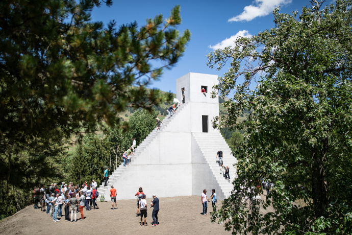 Das «House to watch the Sunset» nahe des Schloss Tarasp.