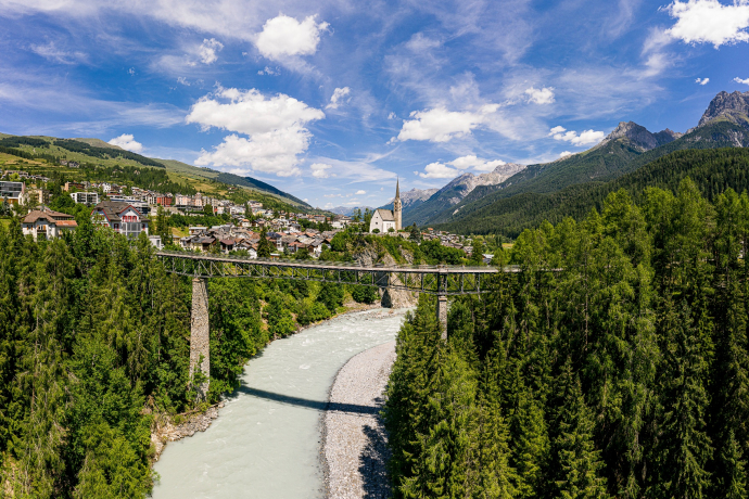 Le pont de Gurlaina au-dessus de l'Inn près de Scuol.