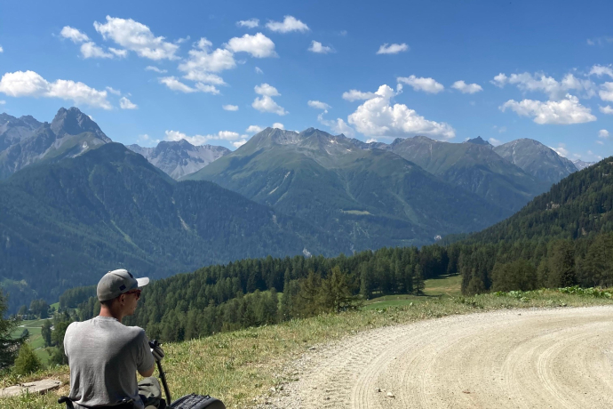 Mit dem Swisstrack auf dem Weg von Motta Naluns nach Ftan