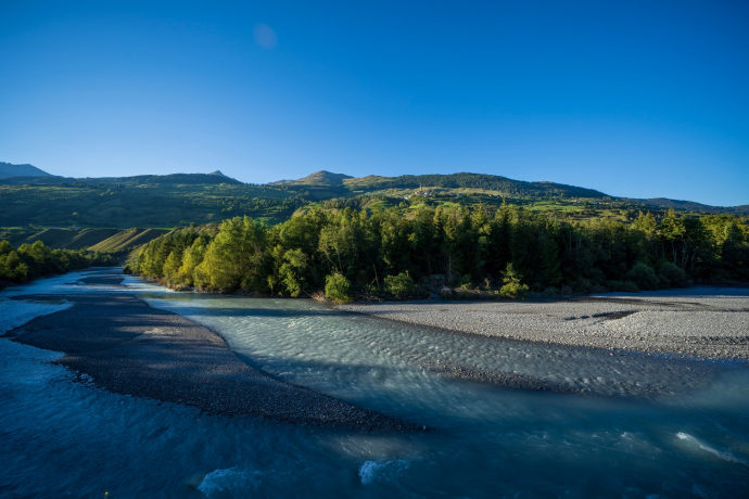 Directement sur l'Inn entre Pradella et Sur En.