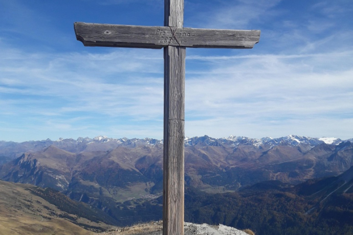 Croix sommitale du Piz Arina