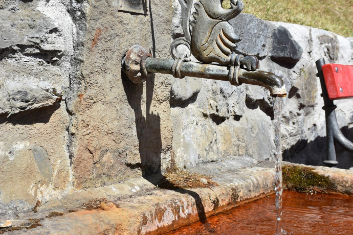 Eichhörnch-Brunnen (Bügl da Squilat) mit Mineralwasser der Clozza-Quelle
