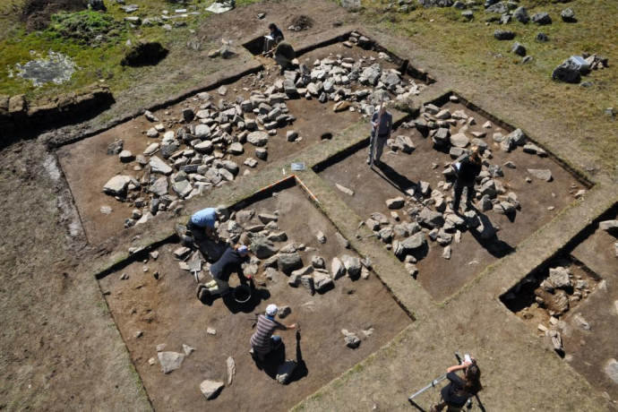 Fouille du plan de la cabane dans la vallée de Fimbertal
