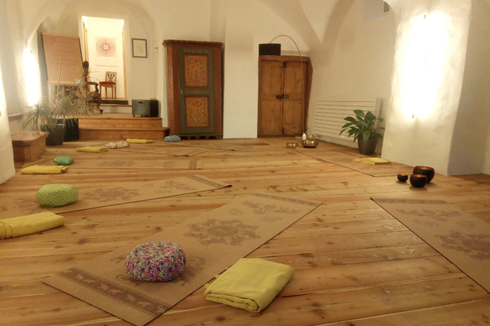 YOGA (oua_95635993_image)